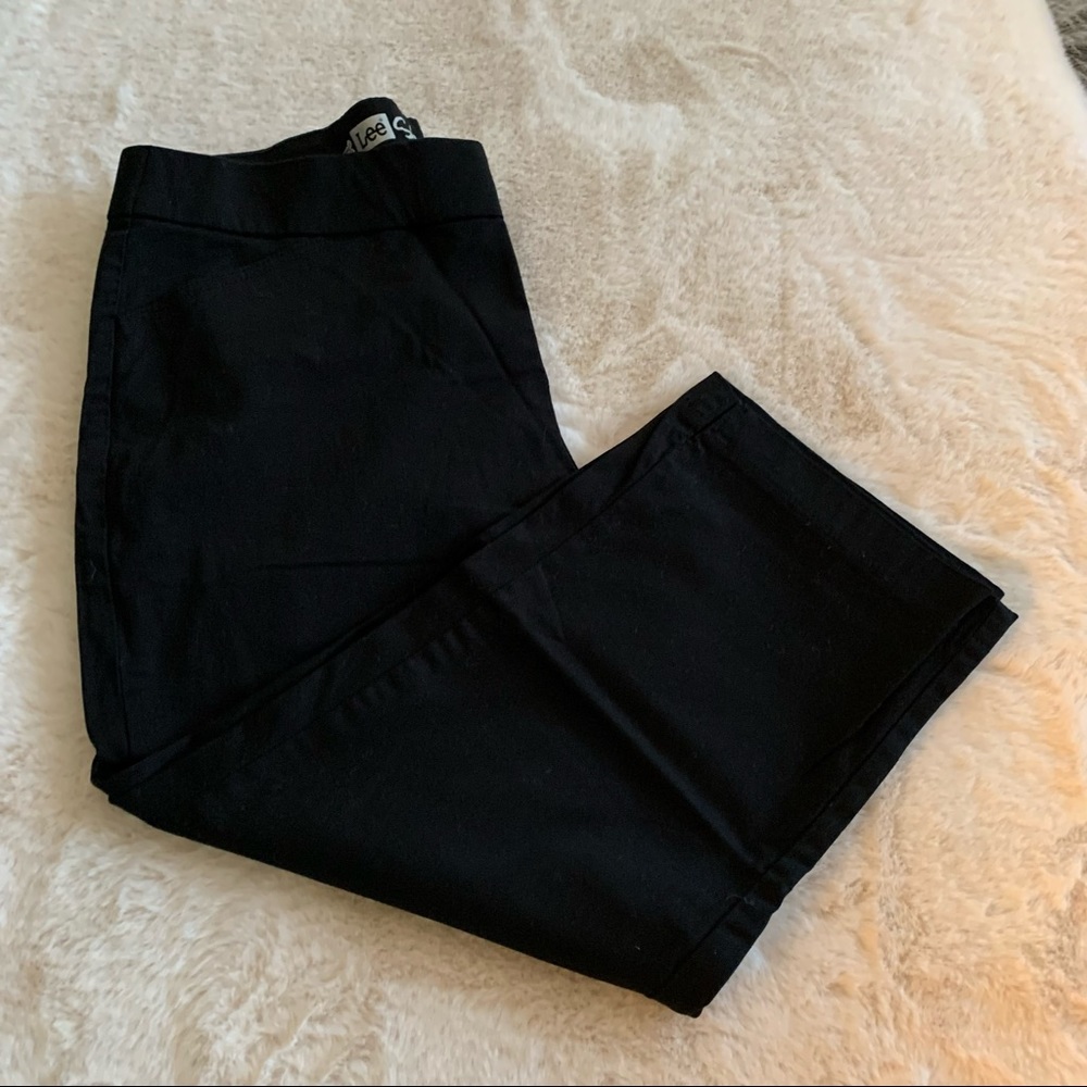 Lee women pull up black petite capris size 10p